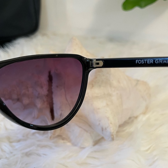 Foster Grant sunglasses 🕶️ - Picture 5 of 8